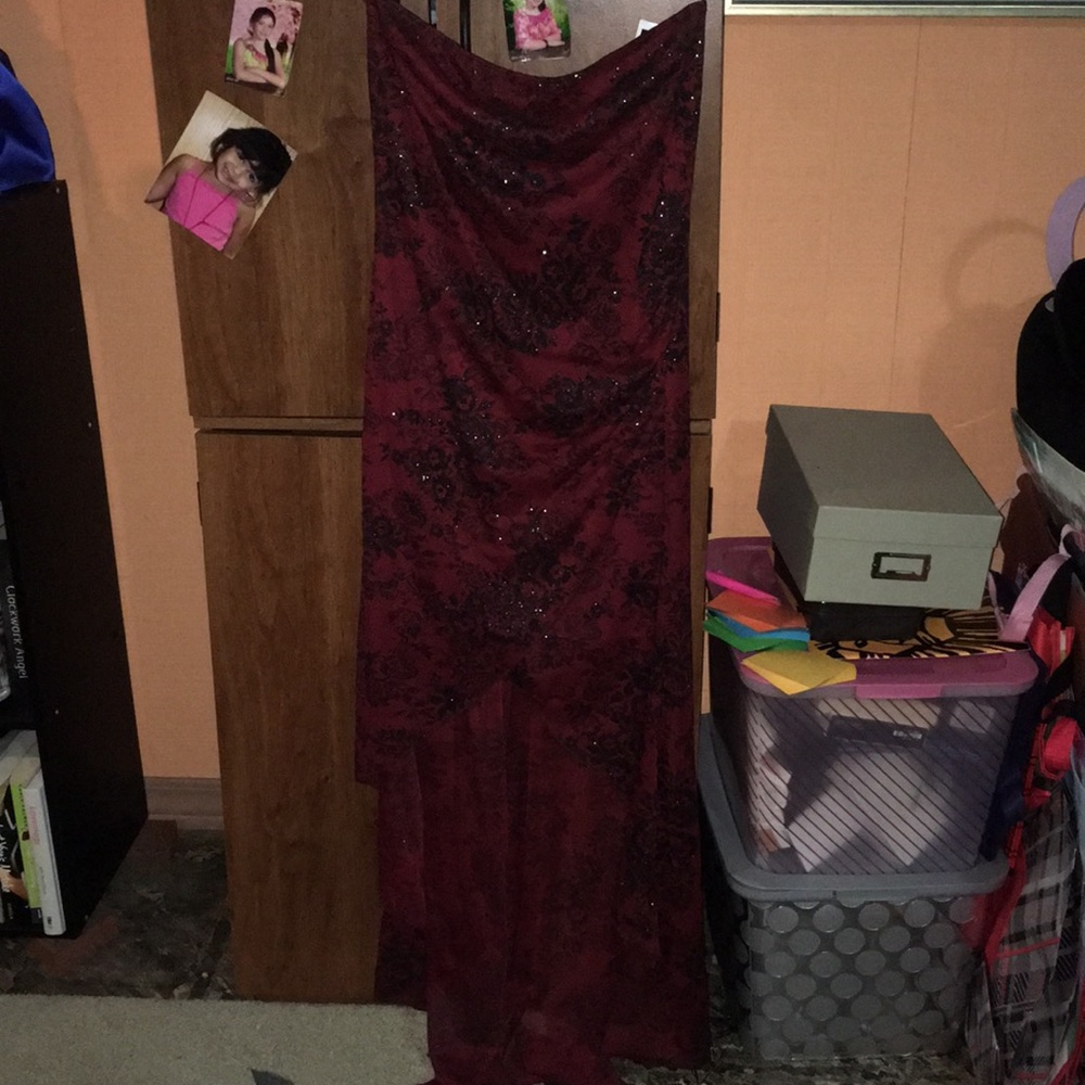 Very cute strapless dress! Never worn!